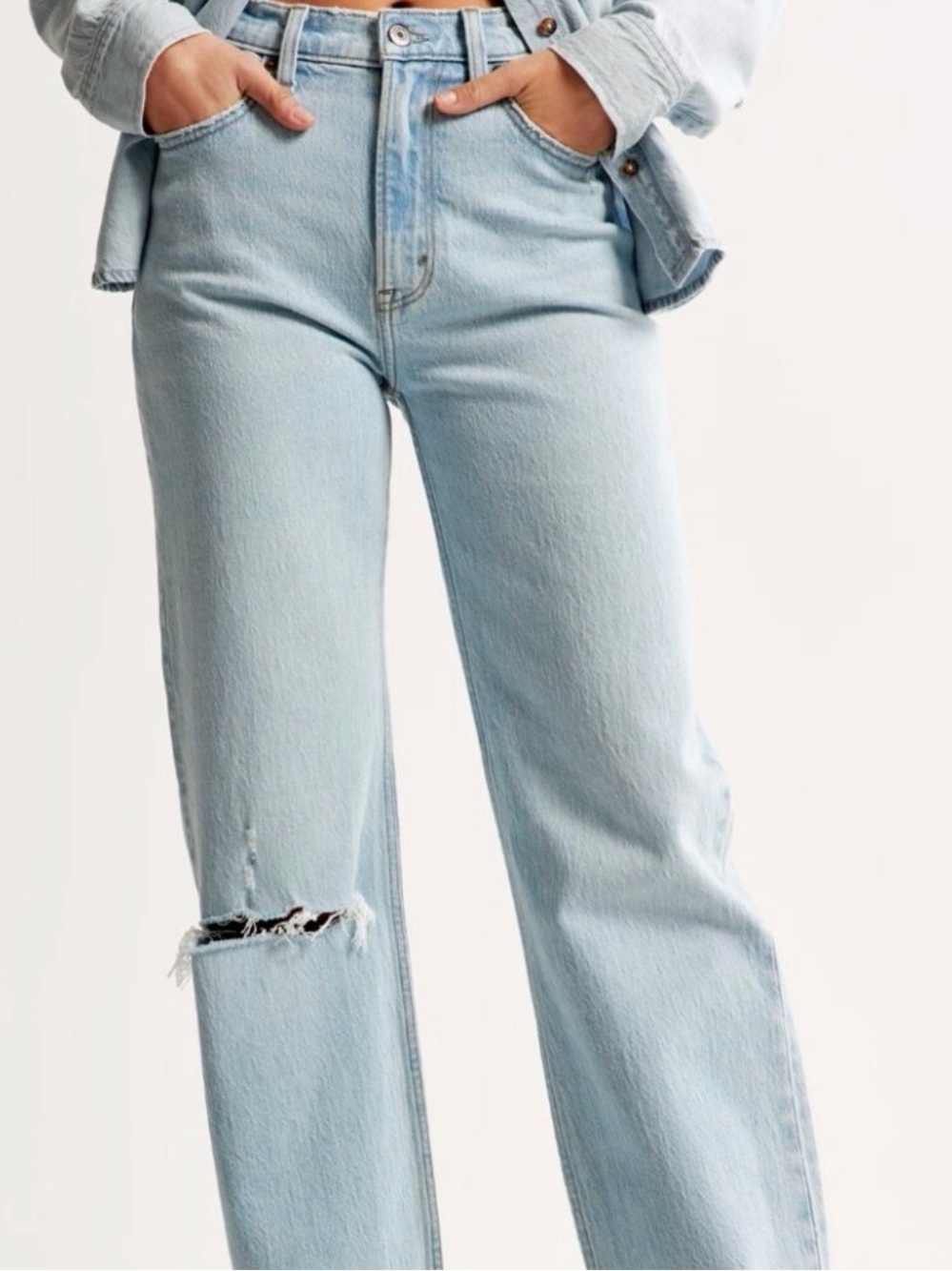 Abercrombie High Rise 90s Relaxed Jean Light Blue Destroy
Size 36 REG